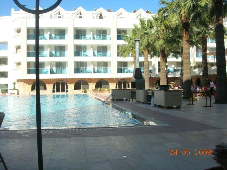 Basen hotelowy-przygotowania do kolacji Turunc Resort Hotel