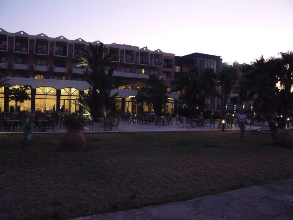 Blick von Terrasse auf Hotel (Meerseite) Kresten Palace Hotel