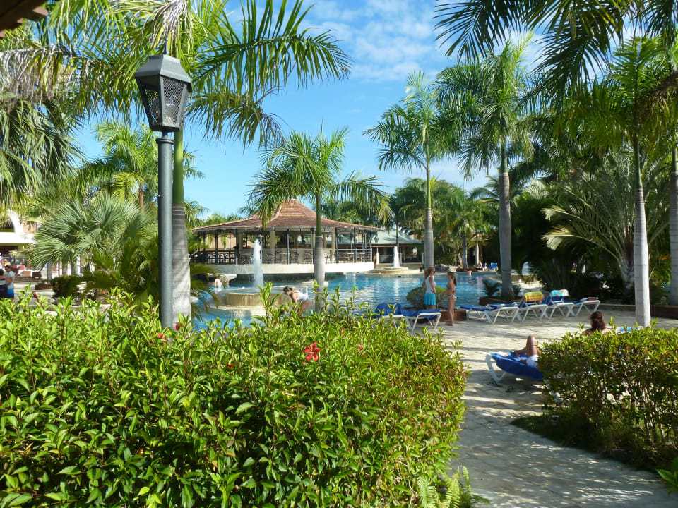 Einer der 3 Pools  Villas Bavaro Resort & Spa
