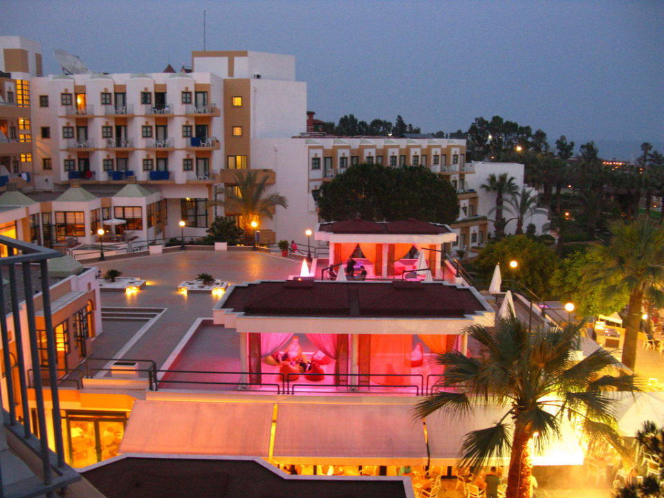 Bunter Orient auf der Terrasse Crystal Tat Beach