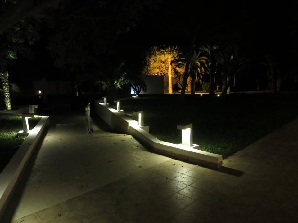 Gartenanlage bei Nacht Hotel Bel Azur Thalasso & Bungalows
