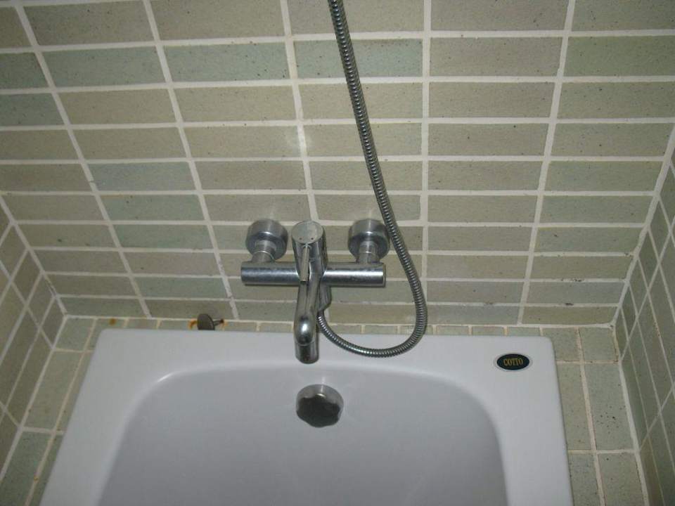 Verdreckte und verrostete Badewanne Iyara Beach Hotel