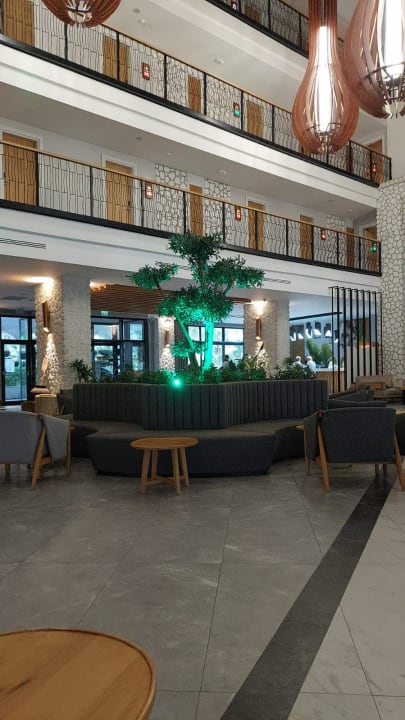 Lobby Side Royal Style Hotel