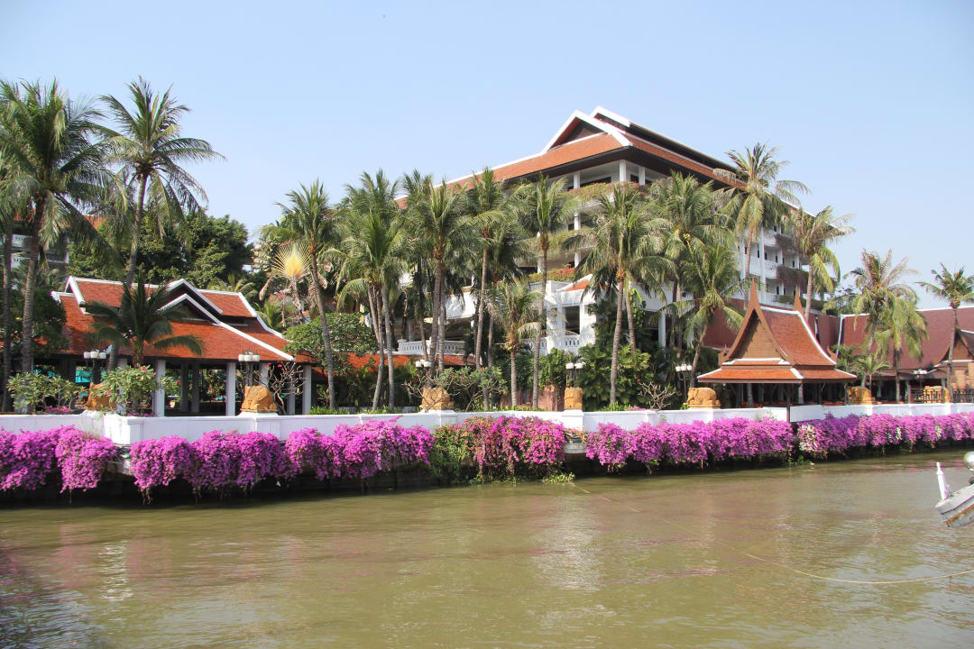 Hotelanlage vom Steg aus gesehen Anantara Riverside Bangkok Resort