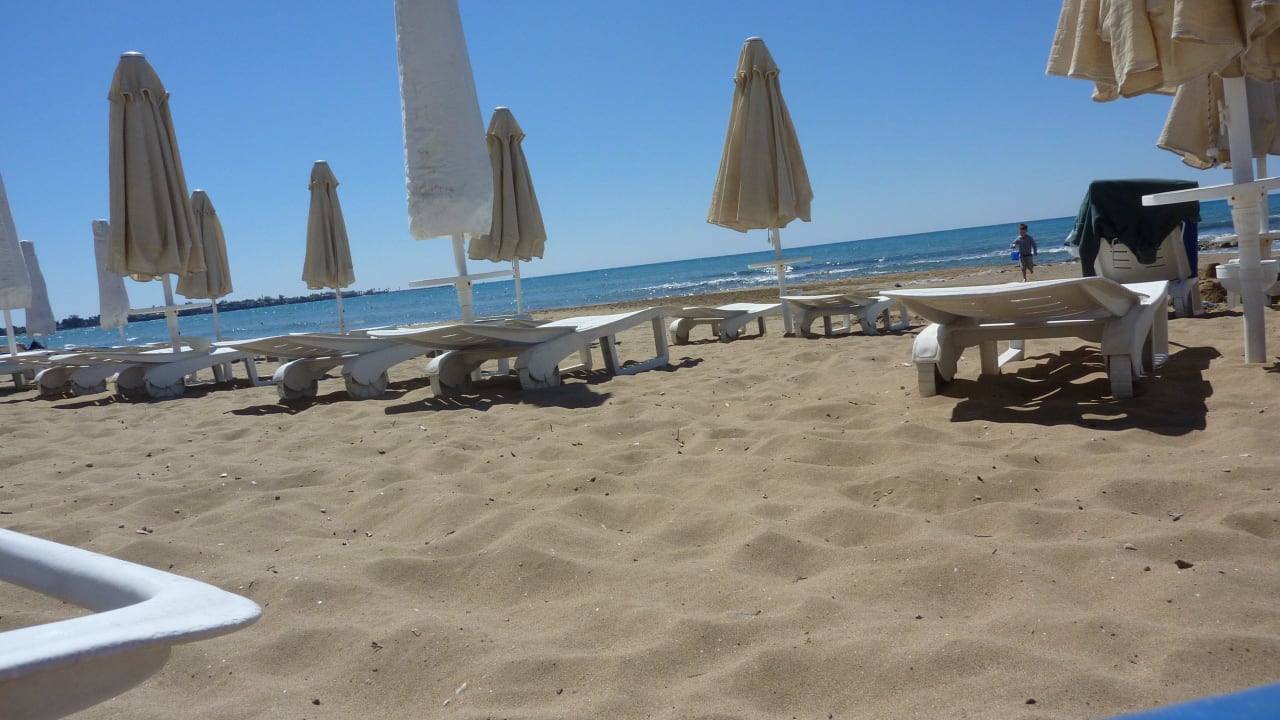 Großzügiger Strand- und Liegebereich Melas Resort Hotel