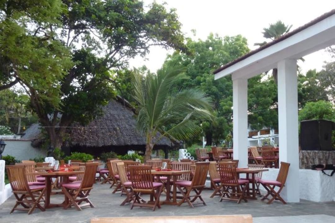 Terrasse mit neuen Stühlen und Tischen Hotel Diani Sea Lodge