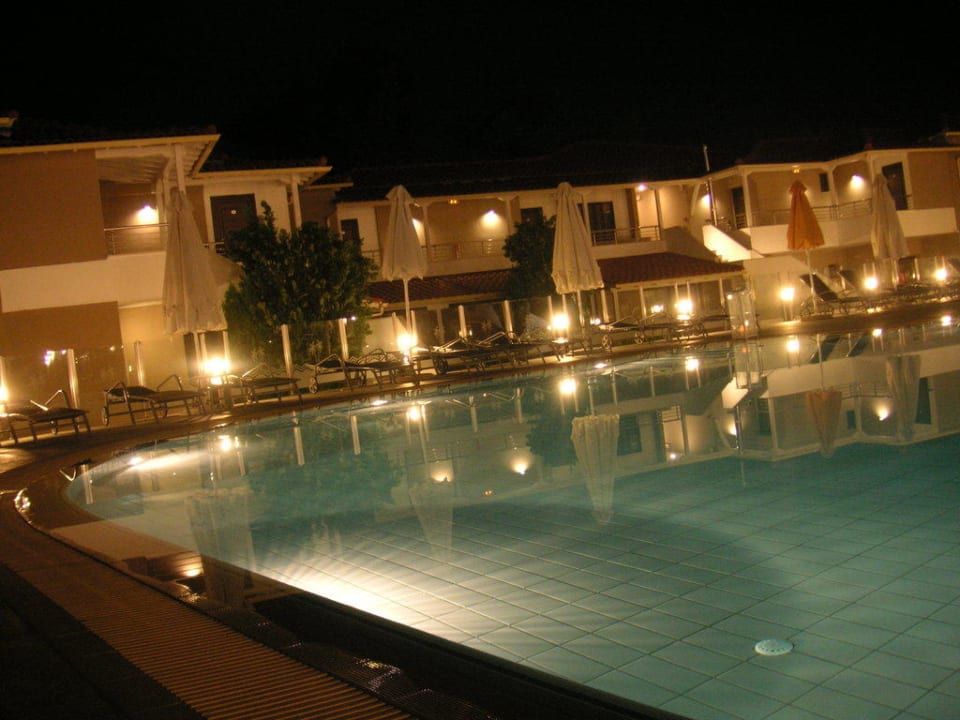Der Pool am Abend Hotel Lagomandra Beach
