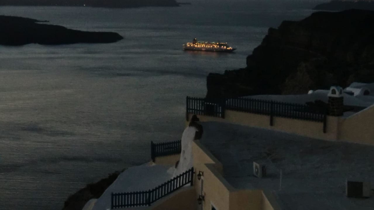 Kreuzfahrer bleiben über Nacht Lilium Santorini Hotel