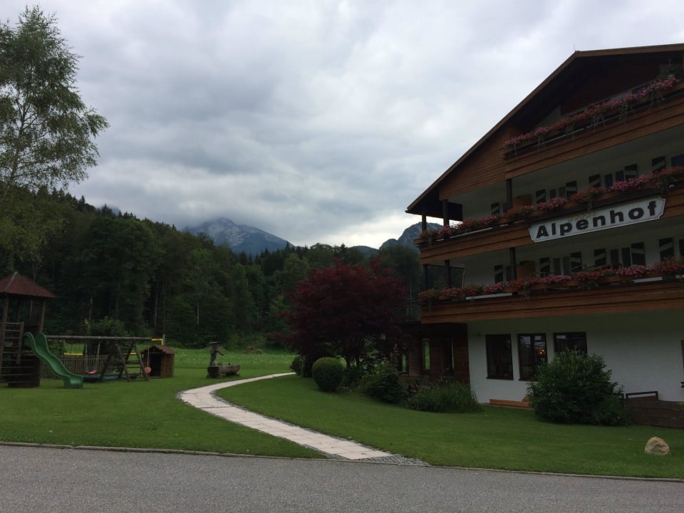 Blick vom Parkplatz zum Watzmann Alm- & Wellnesshotel Alpenhof