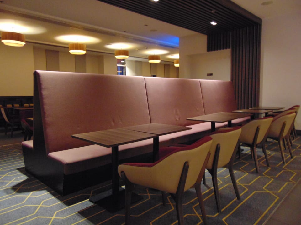 Gastro Hampton By Hilton Dubai Airport