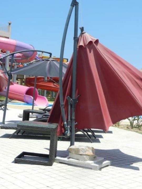 Fast alle Sonnenschirme defekt Kahramana Park