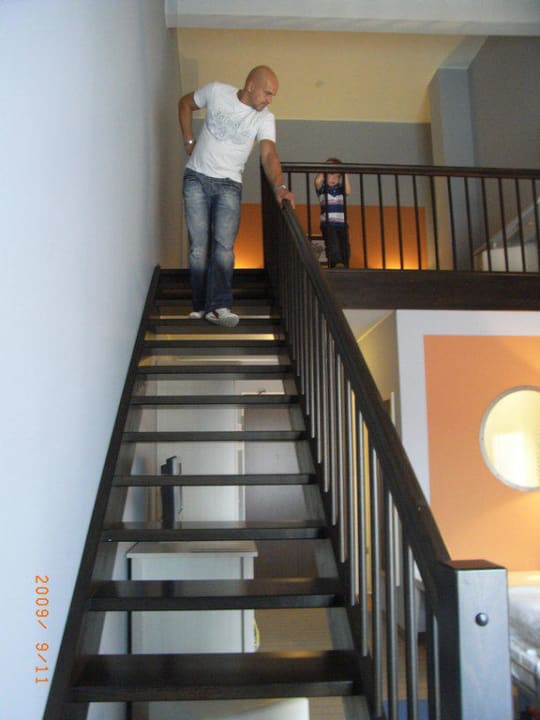 Treppe der Maisonette-Suite Precise Resort Hafendorf Rheinsberg