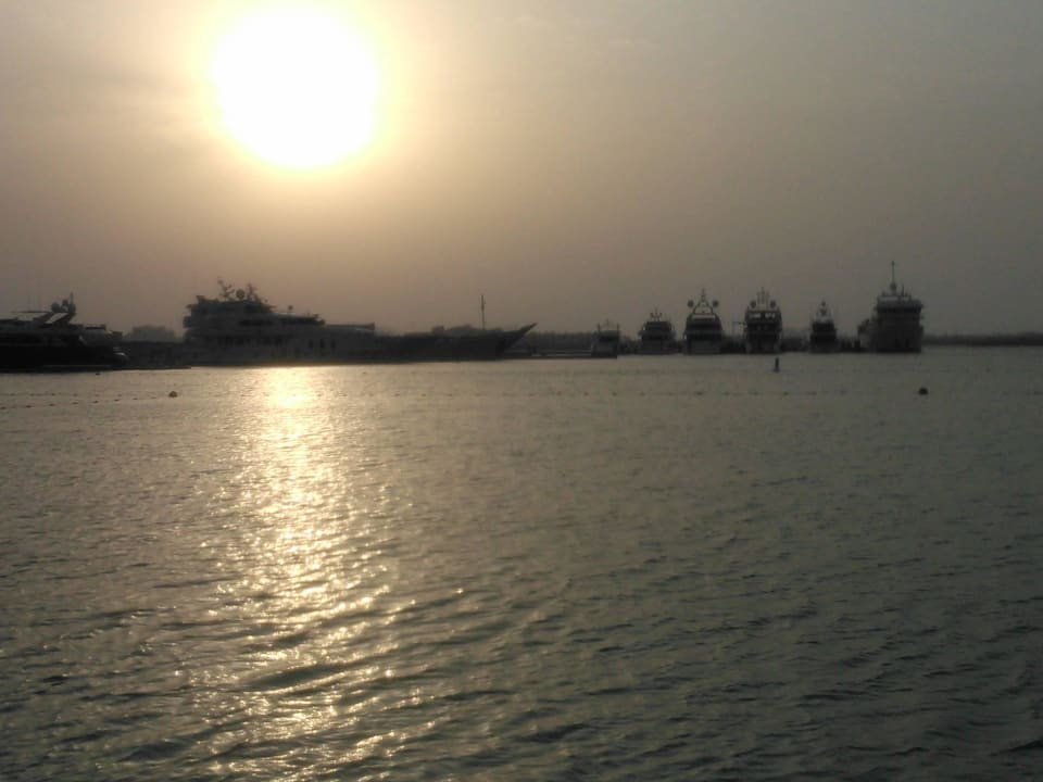 Blick vom Hotelstrand auf "The Palm" Le Meridien Mina Seyahi Beach Resort & Waterpark