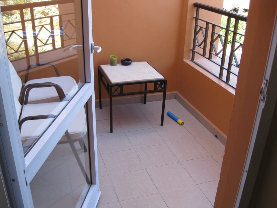 Zu niedriges Balkongeländer auf Mauersims Jaz Makadi Oasis Resort