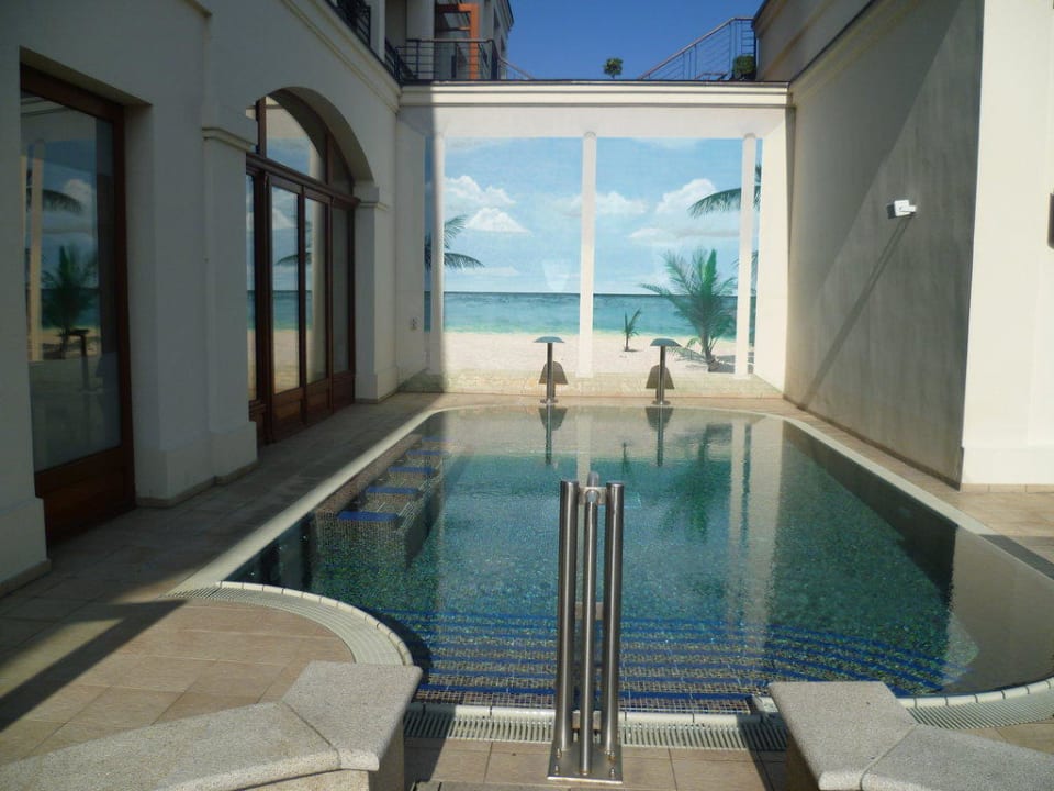 Outdoorpool in der Saunalandschaft Hotel Yachthafenresidenz Hohe Düne