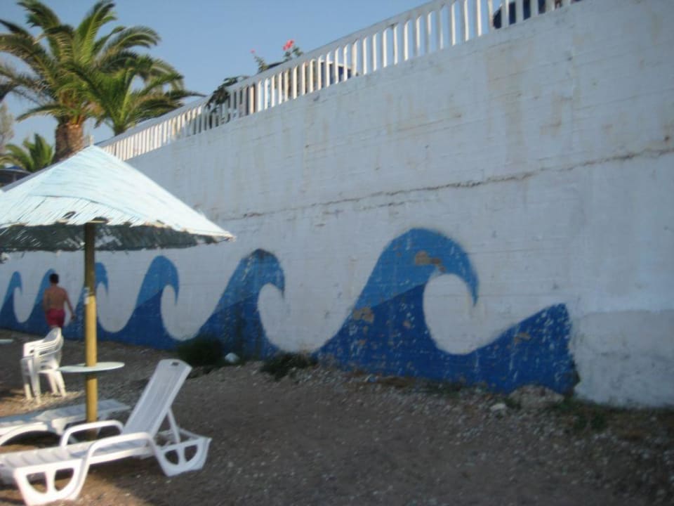 Verblichene Wellen an der Mauer Hotel Achaios