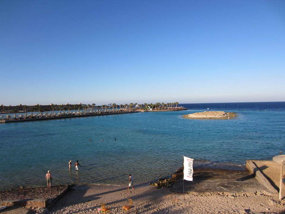 Blick aus dem Fenster auf Strand und Marin Arabia Azur Resort