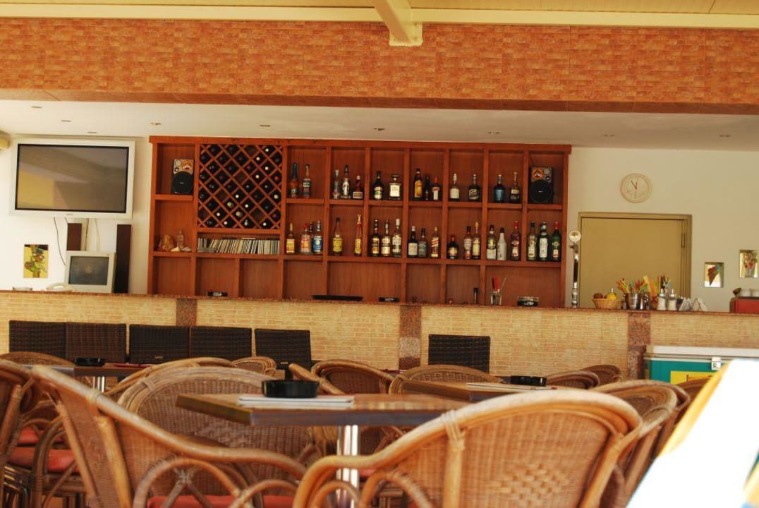 Barek przy basenie Hotel Xidas Garden