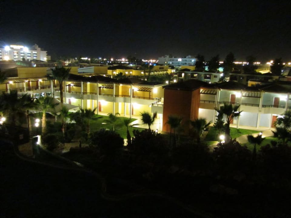 Anlage bei Nacht Atlantica Aeneas Resort