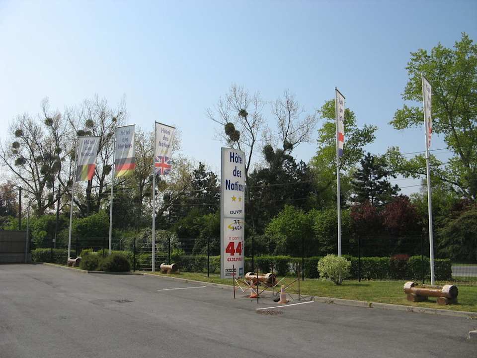 Parkplatz vor dem Hotel Hotel Des Nations