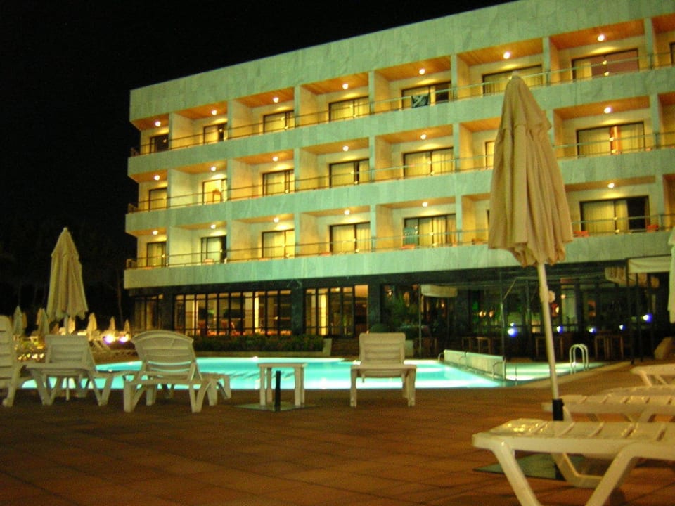 Ansicht bei Nacht vom Pool Hotel Serrano Palace