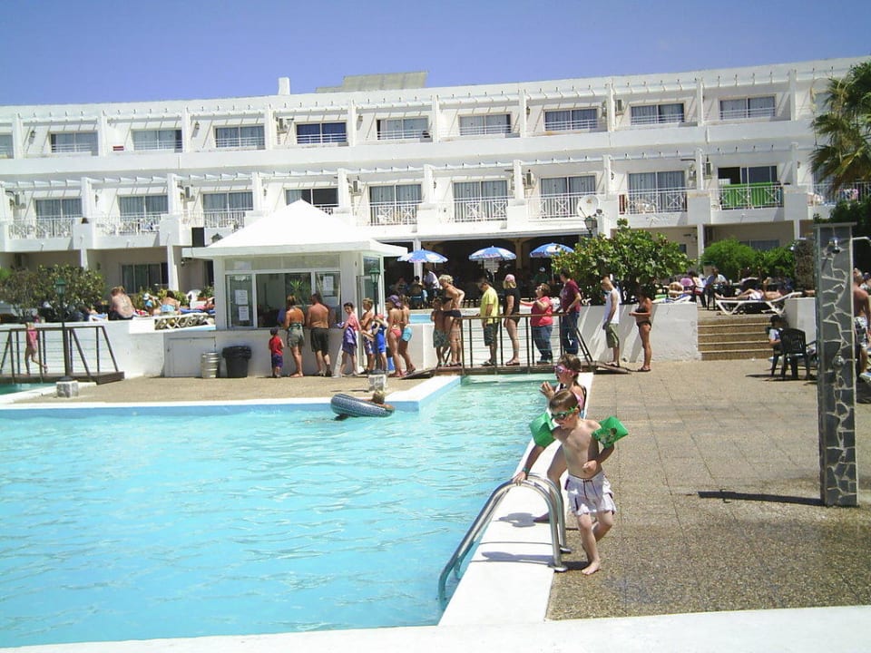 Lange Schlange um ein AI -Getränk oder Eis Sentido Aequora Lanzarote Suite