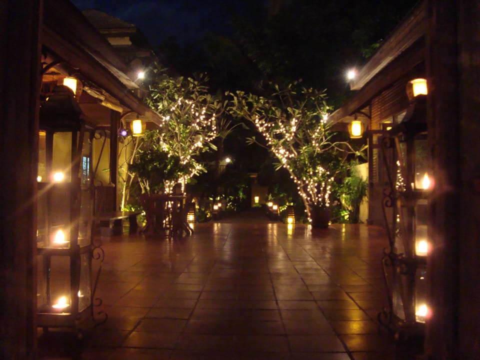 Lobbybereich am Abend schön beleuchtet Buri Rasa Village Samui Adults Only Resort