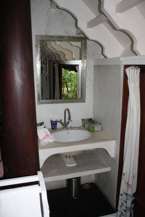Im Zimmer das Waschbecken Hotel Rajakkad Estate
