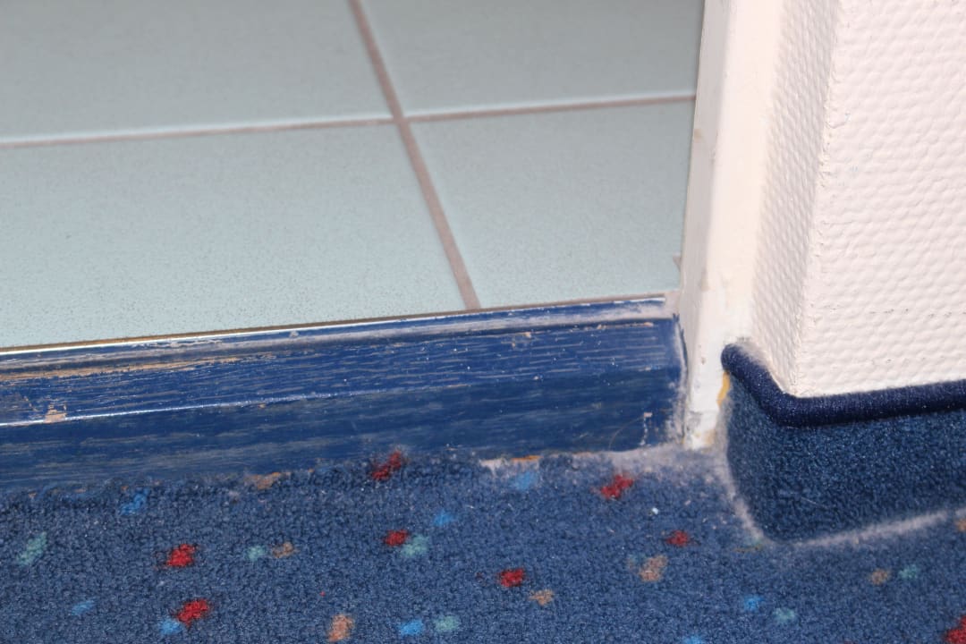 Staubablagerungen am Eingang zum Badezimmer AHORN Hotel Am Fichtelberg