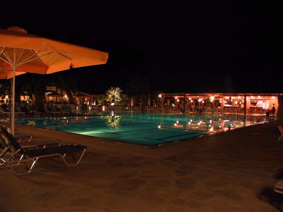 Der Pool am Abend alltoura Club Hotel Poseidon Palace