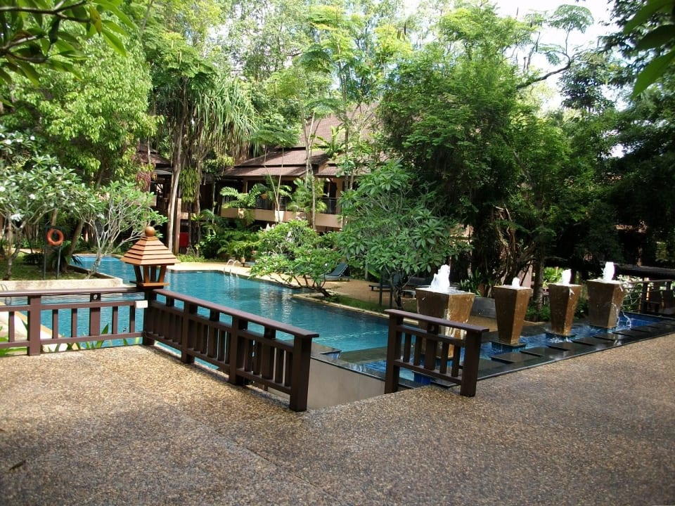 Pool zwischen den Zimmern Khao Lak Merlin Resort