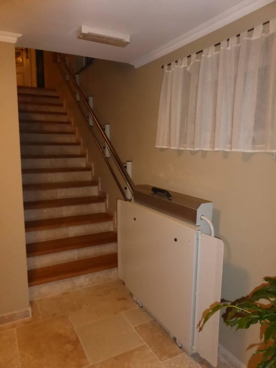 Treppe vom Keller zu den Zimmern Hotel Eifelland