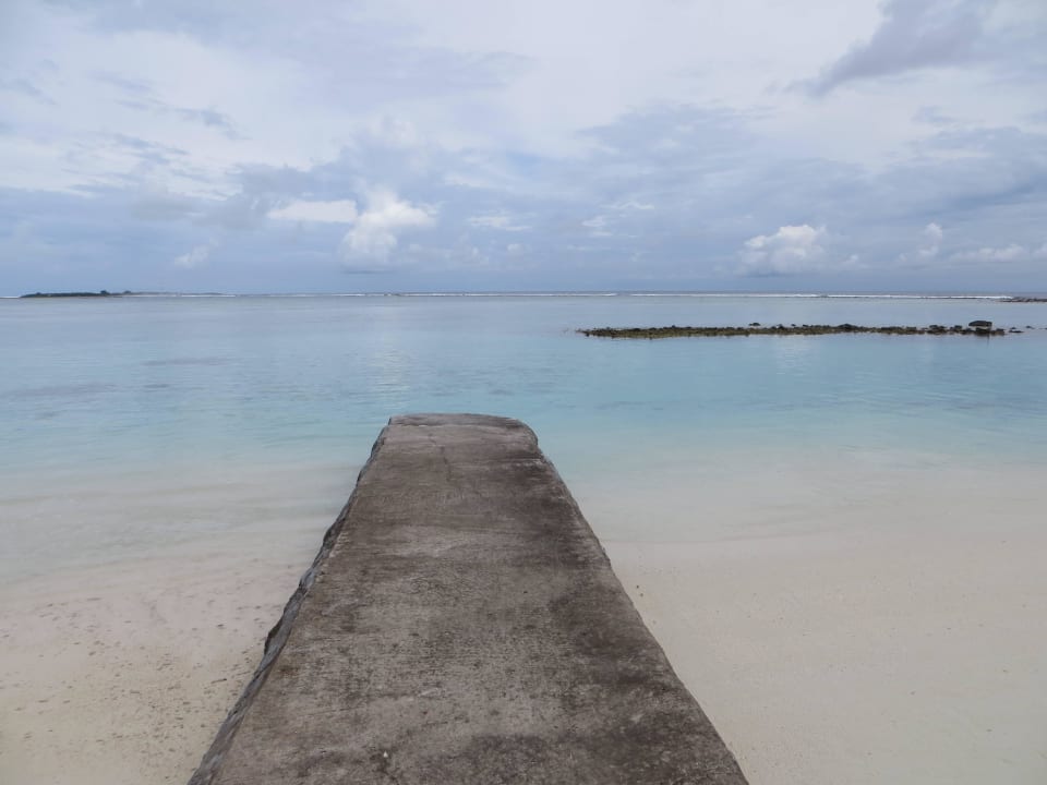 Spaziergang am Strand und den Beachvillen Adaaran Select Hudhuran Fushi - Premium All Inclusive