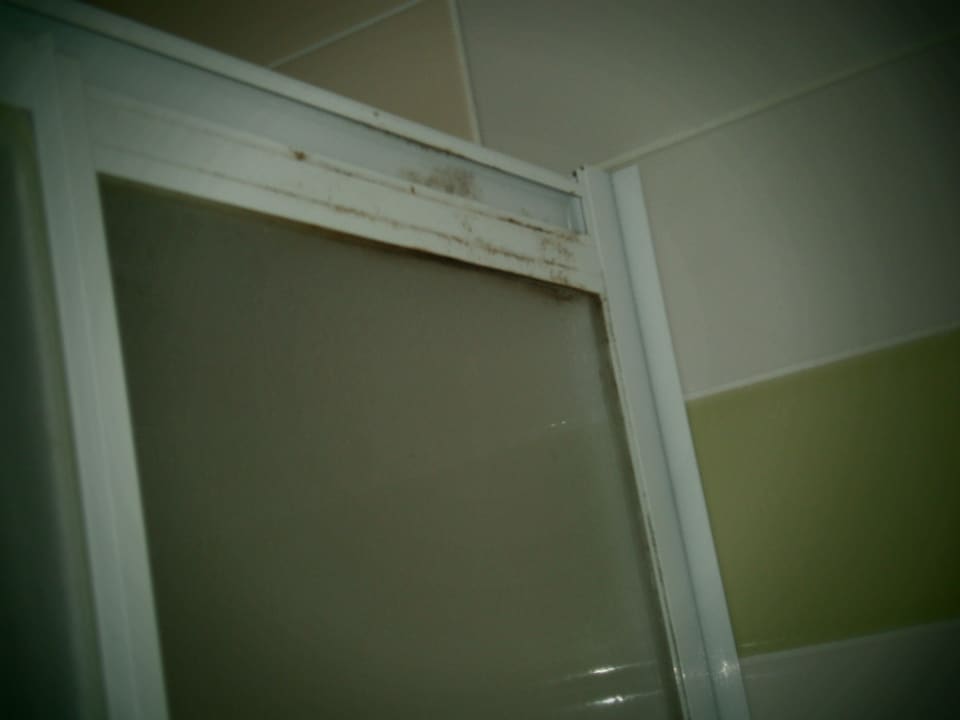 Duschwand nicht gereinigt  Hotel Süral Resort