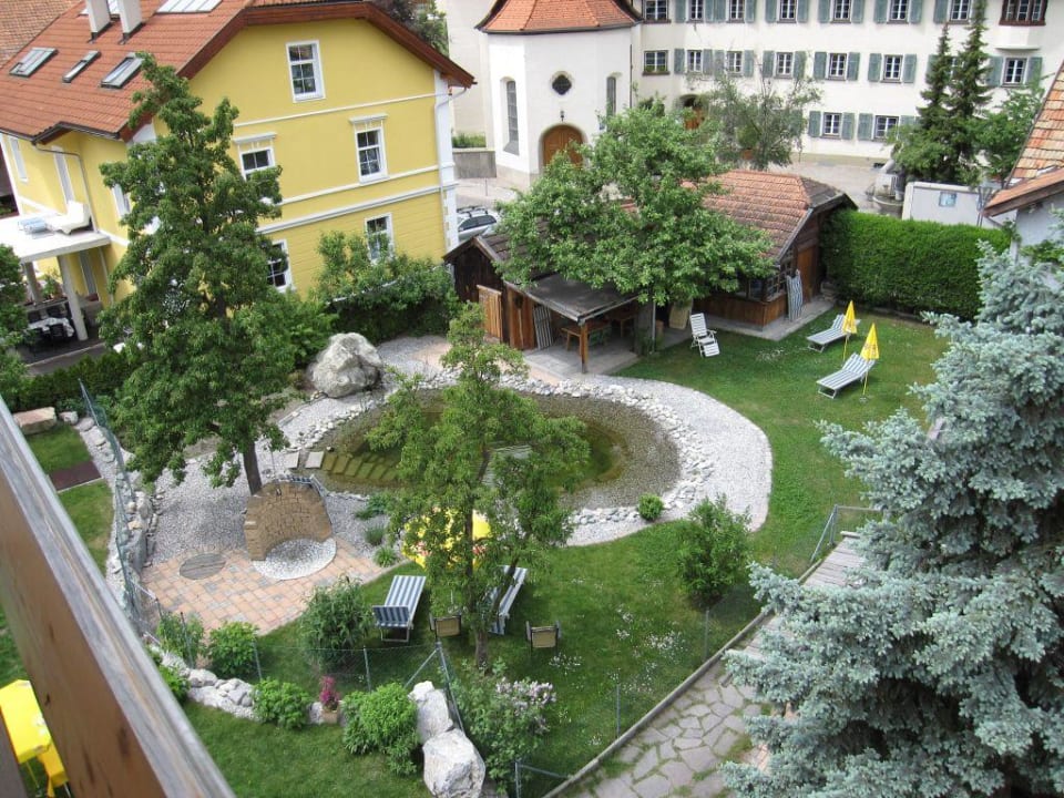 Aussicht vom Balkon in den Garten Hotel Enzian