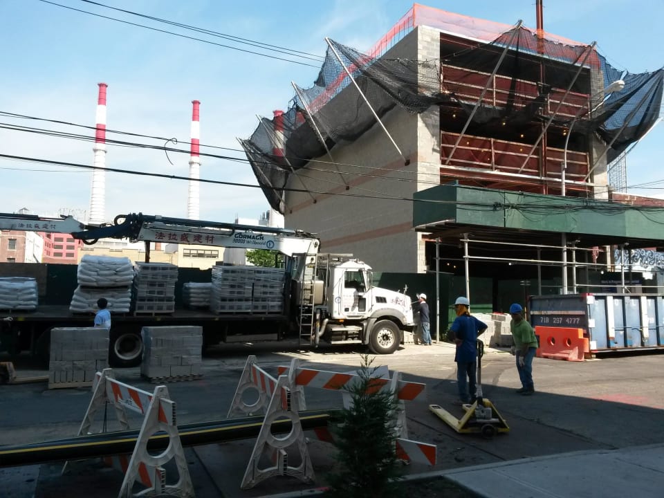 Vor dem Haupteingang gegenüber eine Baustelle Howard Johnson Long Island City
