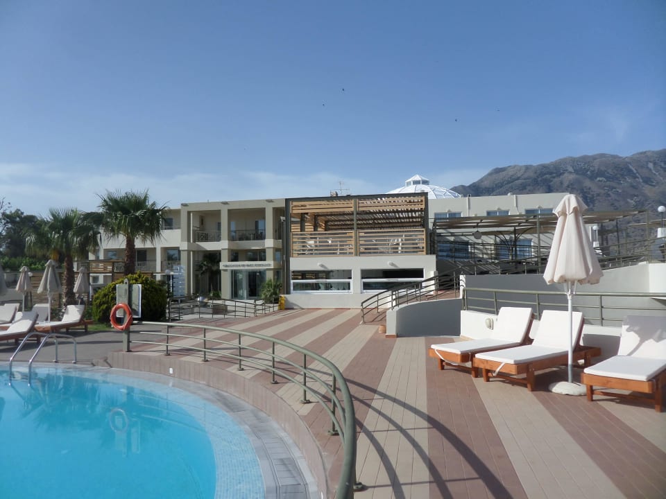 Blick vom Pool auf das Hotel HARPIN Georgioupolis Resort Aquapark & SPA