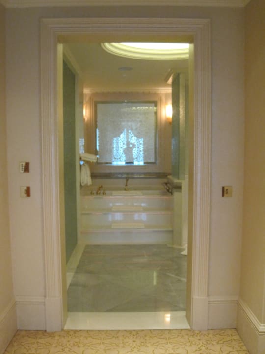 Blick ins zweite Bad mit Whirlpool Emirates Palace Mandarin Oriental