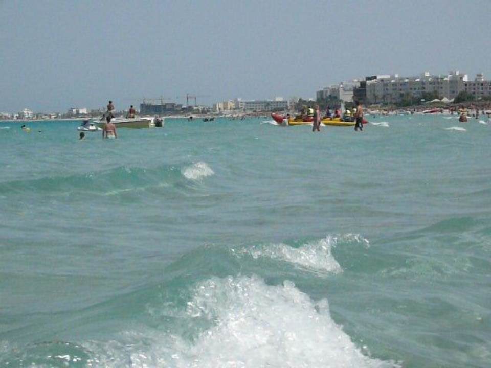 glasklares blaues Wasser  Mahdia Beach & Aquapark
