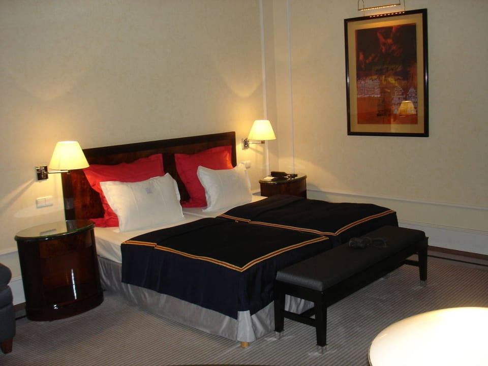 Blick vom Schreibtisch zum Bett Hotel Taschenbergpalais Kempinski Dresden