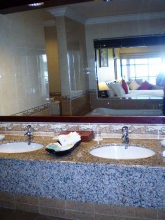 Das Bad mit riesen-Spiegel Berjaya Langkawi Resort