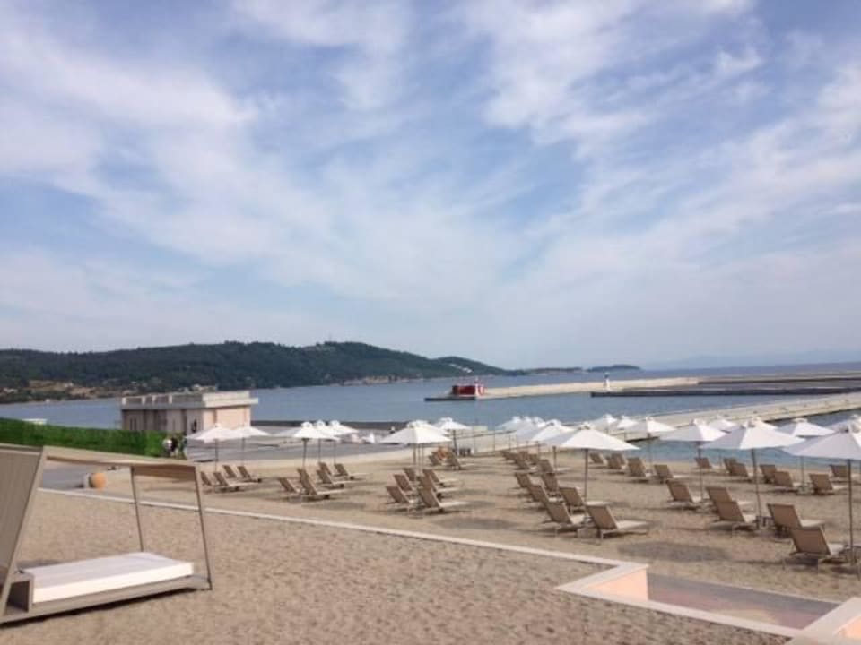 Hotelstrand mit Liegen und angrenzender Marina Miraggio Thermal Spa Resort