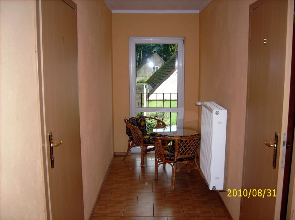 Flur/ rechts Zimmer 8 Center Hotel Bronkow
