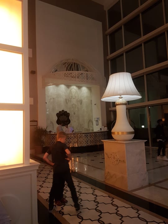 Lobby Well Palace Side