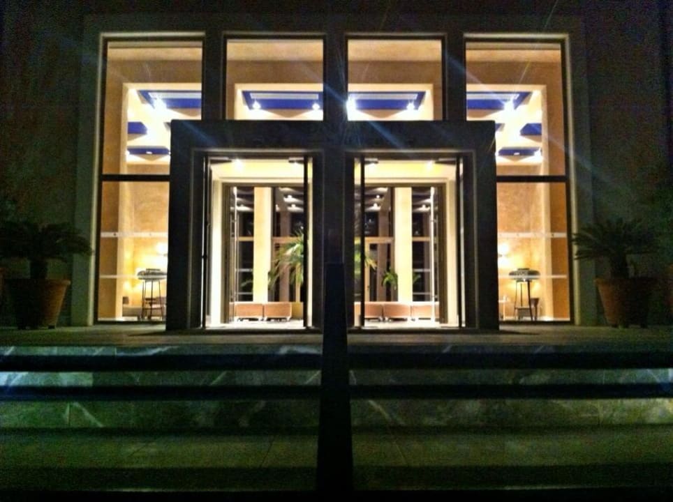 Eingang am Abend Atlantica Belvedere Resort