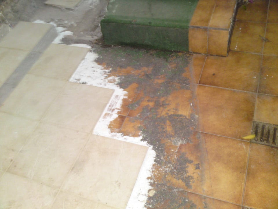 Baustelle im Poolzugang Apartments Pez Azul