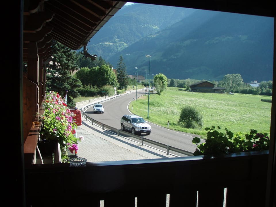 Ausblick auf die Strasse Hotel Burgfrieden