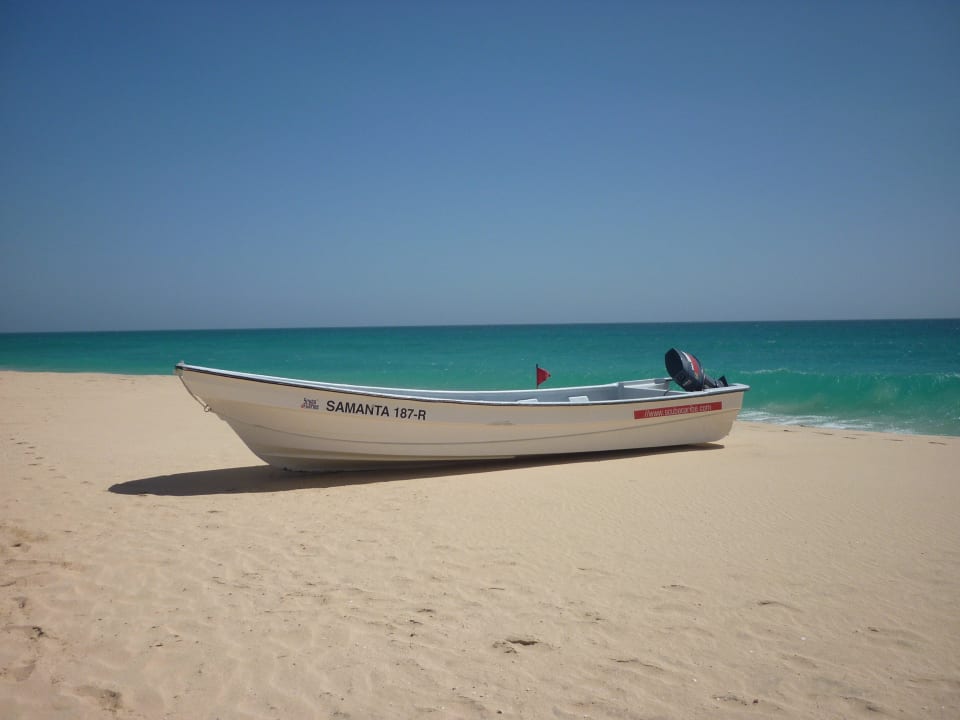 Feinster Sand mit Boot Hotel Riu Touareg