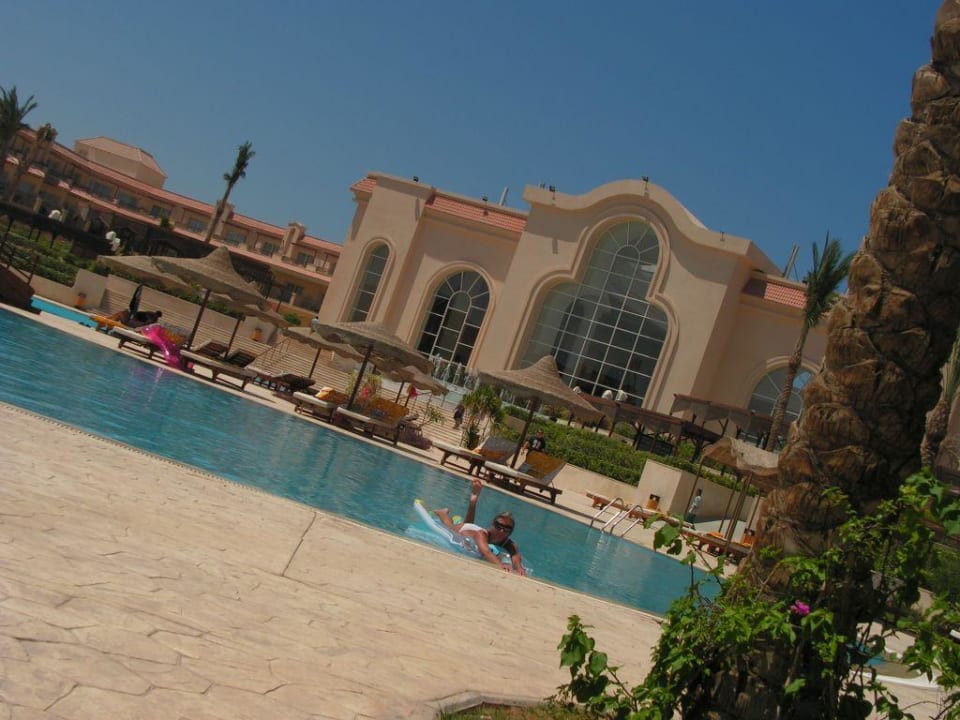 Leniuchowanie przy basenie Pyramisa Beach Resort Sahl Hasheesh