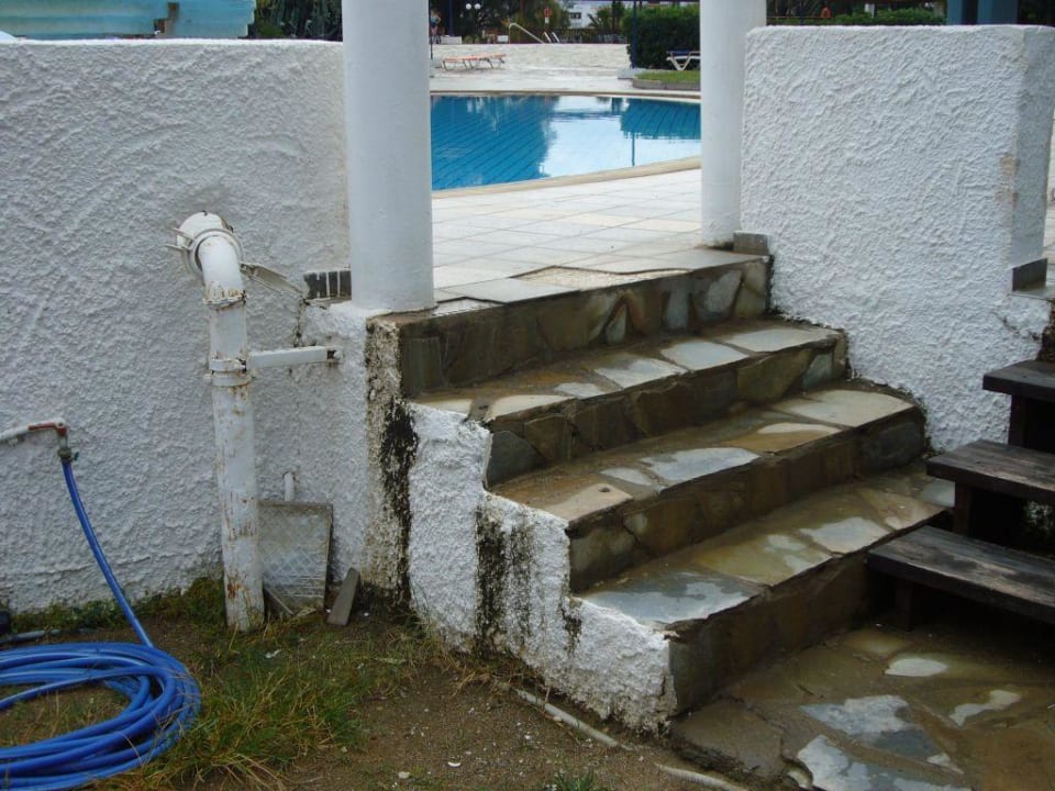 Aufgang vom Kinderspielplatz zum Pool Apollonia Beach Resort & Spa